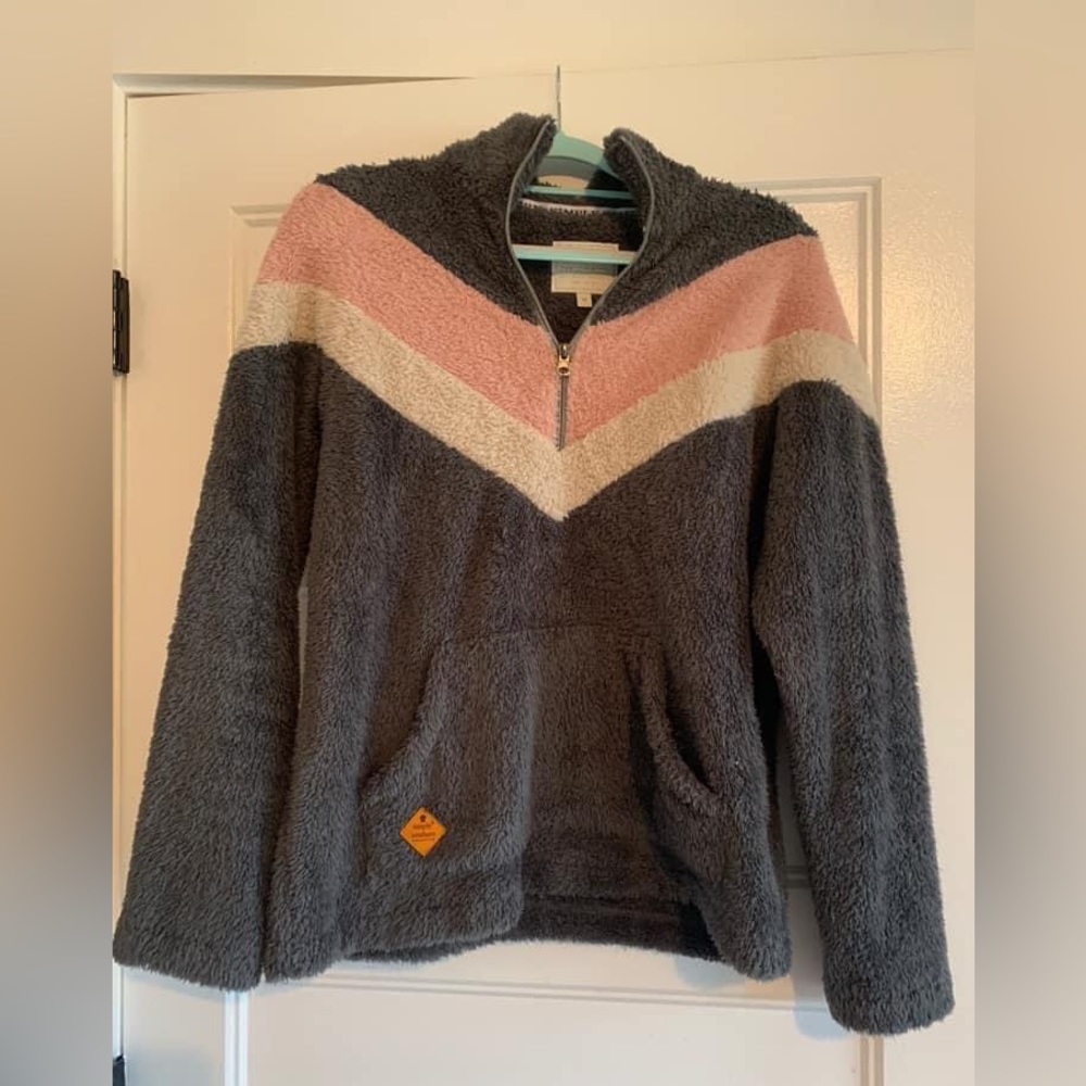 Simply southern Sherpa. W/open front pocket